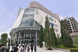  ダイバーシティ東京 プラザには国内外から多くの人が訪れる